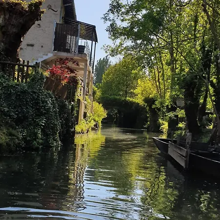 La Chaume Du Marais Poitevin Avec Barque Venice With Boat شقة