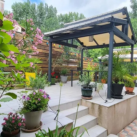 La Chaume Du Marais Poitevin Avec Barque Venice With Boat Apartman Sansais