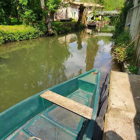 La Chaume Du Marais Poitevin Avec Barque Venice With Boat Apartman Sansais