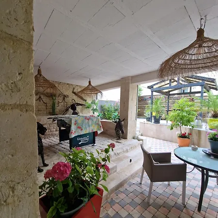 La Chaume Du Marais Poitevin Avec Barque Venice With Boat *